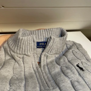 Ralph lauren stickad half zip - En fet grå stickad tröja från ralph lauren i storleken S. Bara att höra av sig vid intresse (inget tecken på anvdning)