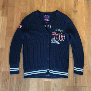 Mörkblå kofta från Superdry - säljer denna sjukt feta cardiganen från superdry i utmärkt skick! Storleken är s passar m!