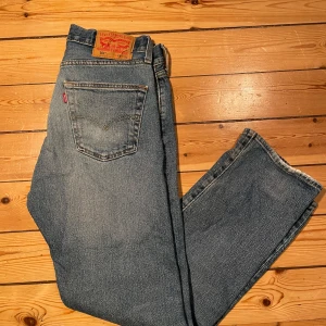Levi’s Jeans 501 - Säljer ett par blå Levi’s 501. Jeansen är i mycket bra skick och har inga tecken på användning. Storleken är W29 L30. Nypris ligger på runt 1300 kr. Jag säljer de för endast 349 kr.