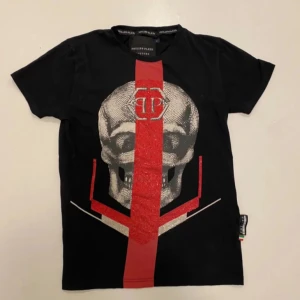 Svart Philip plein t shirt - Svart Philip Plein T-shirt med tryck, väldigt bra skick, storlek L kan passa M, pris kan diskuteras, skriv vid minsta fråga eller fundering💯👍
