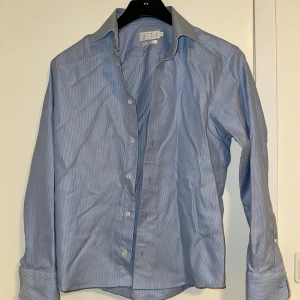 Riley skjorta - Fick denna skjorta på min födelsedag och har bara använt den en gång så den är i nyskick. 