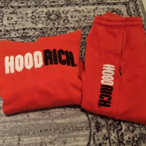 Hoodrich tracksut - Här är sköööna rödaHoodrich kläder i bra skick och är perfekt för en ren outfit i sverge nu. Tracksuten är skön, varm och passar med några sköna air max! Stolek XL junior 13-15år