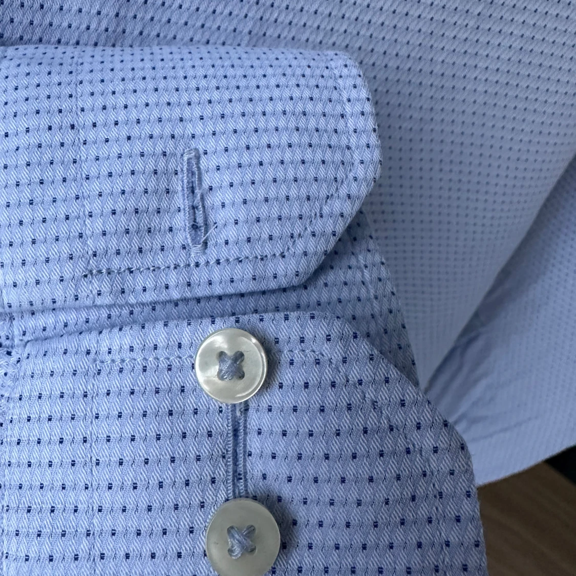 Riley ljusblå skjorta med struktur, storlek S - 2