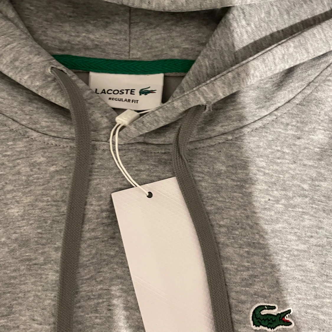 Grå hoodie från Lacoste - 2