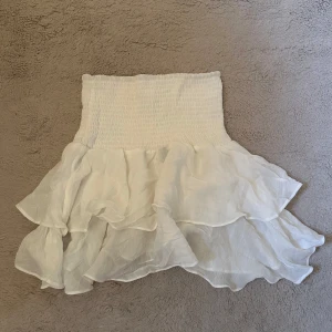 Vit volangkjol - Kort vit sommarkjol med volanger.