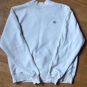 Vit dickies sweatshirt - Vit sweatshirt från dickies, lite högre krage men inte polo. Har en liten fläck på framsidan (sista bilden)