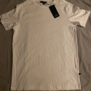 Vit T-shirt  - Vit T-shirt | Strl S | Nyskick aldrig använd | Matinique | Nypris: 299kr | Mitt pris: 149kr