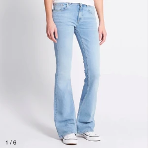 Ljusblå bootcut jeans - Snygga ljusblå bootcut jeans med klassisk femficksdesign. Stl XXS men sitter som xs