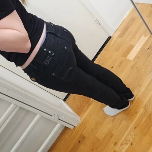 G-star jeans - Helsvarta G-star raw jeans, stretchiga med jätte fin passform. Storlek 28/32 - midjemått tvärs över 40/41cm, runt om hela 86/87 cm. Innerbenslängd 79/80. Ska tilläggas att midjan går att justera där bak! Knappt använda och normal i storlek 💕