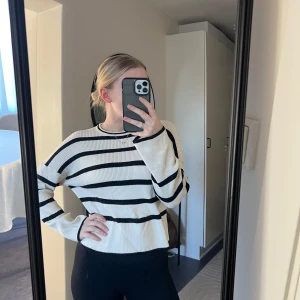Vit och svart randig tröja - Stickad tröja från H&M Strl XS Sparsamt använd. 📷 Säg till om du vill ha fler bilder så fixar jag det. 💸 Vid snabb affär kan ja tänka mig att sänka priset. ✉️ Köparen står för frakten.