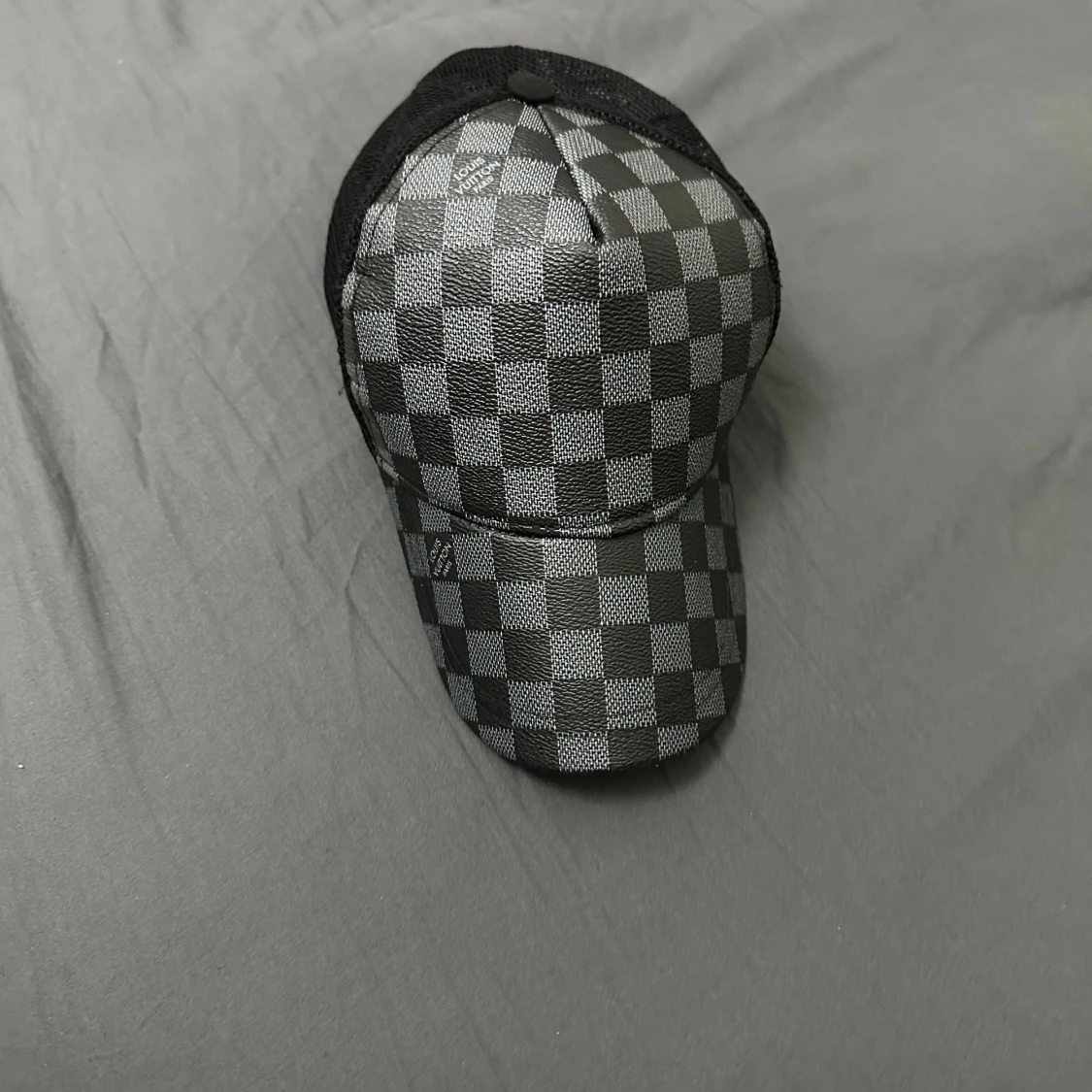 Rutig keps med nätpaneler L*V - 1