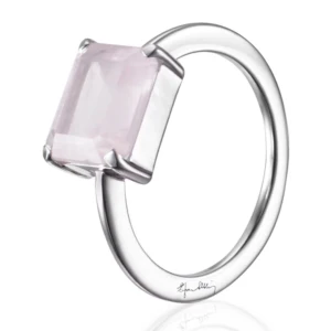 Efva Attling a rose dream - Elegant silverring med en stor, rektangulär rosa sten. Ringen har en stilren design och stenen är infattad i en klassisk fattning. Perfekt för att ge en touch av färg och elegans till din stil.Knappt använd. Nypris 2100 kr.