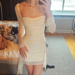 Oh polly klänning vit - Så fin klänning från oh polly med broderade pärlor på, stl 32 men även jag som har 34 kommer i den. Fint skick! Perfekt till stundande student eller om du vill gnistra lite extra på fest😍 jag är 179 lång som referens på längden!