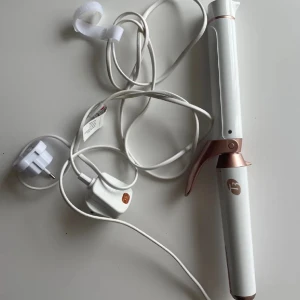 Locktång t3 - Locktång från T3, endast provad. Elkontakt från Storbritannien men adapter medföljer. Utbytbart huvud men endast ett huvud medföljer. Nypris 2000 kr. 