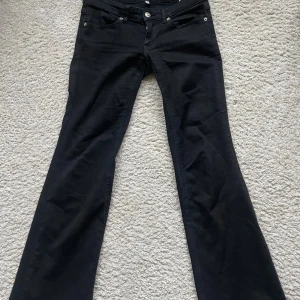 Lågmidjade bootcut jeans från Only - Populära svarta bootcut jeans med låg midja, säljer då jag tycker dem är lite för korta på mig💗