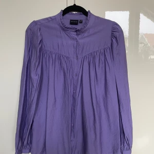 Lila blus - Lila skjortblus från brandtex 💗