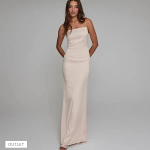 Satin Balklänning - Balklänning i satin som är champagne färgad, använd en gång därav inga defekter, djup rygg med smala band, går ner till marken på mig som är 162+klackar💖