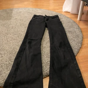 Svarta jeans från LAB Industries - Snygga svarta jeans från LAB Industries. De har en klassisk design med utsvängda ben och är tillverkade i hållbart denim. Perfekta för en stilren look.