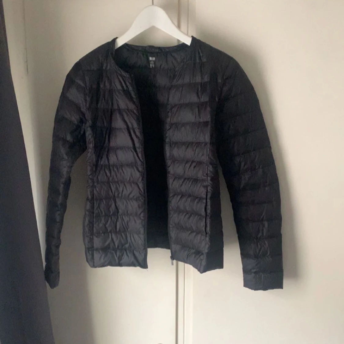 Svart dunjacka från Uniqlo