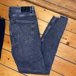 Grå skinny jeans från Zara - Snygga grå skinny jeans från Zara, storlek 36. Använda 1 gång.