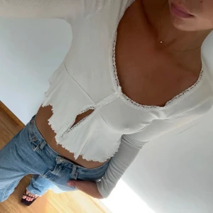 Vit långärmad croppad topp - Vit långärmad topp med spetsdetaljer 