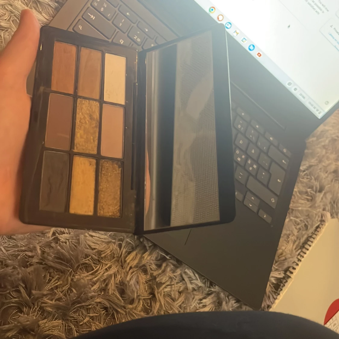 Ögonskuggspalett med jordnära toner från H&M