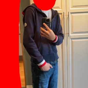 Moncler hoodie - Passar dig som är som är runt 170 perfekt. 9/10 skick bara att det inte är några snören 