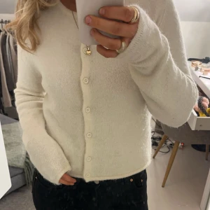 Vit kofta  - Säljer denna super söta kofta från Gina tricot💛den är i väldigt bra skick då den är använd ett fåtal gånger.