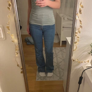 Bootcut jeans - Slutar vid naveln men det är fint att ha tröja över! Midjemått: 34cm (bild) och Innerbenslängden: 72cm ❤️