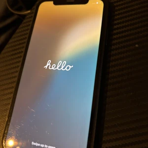 Iphone 11 - Säljer en iPhone 11. Den är i bra skick men lite sönder på baksidan längs nere på baksidan och lite i hörnen( se bild)  batterihälsa 86%. Hör av er vid fler bilder eller frågor. 