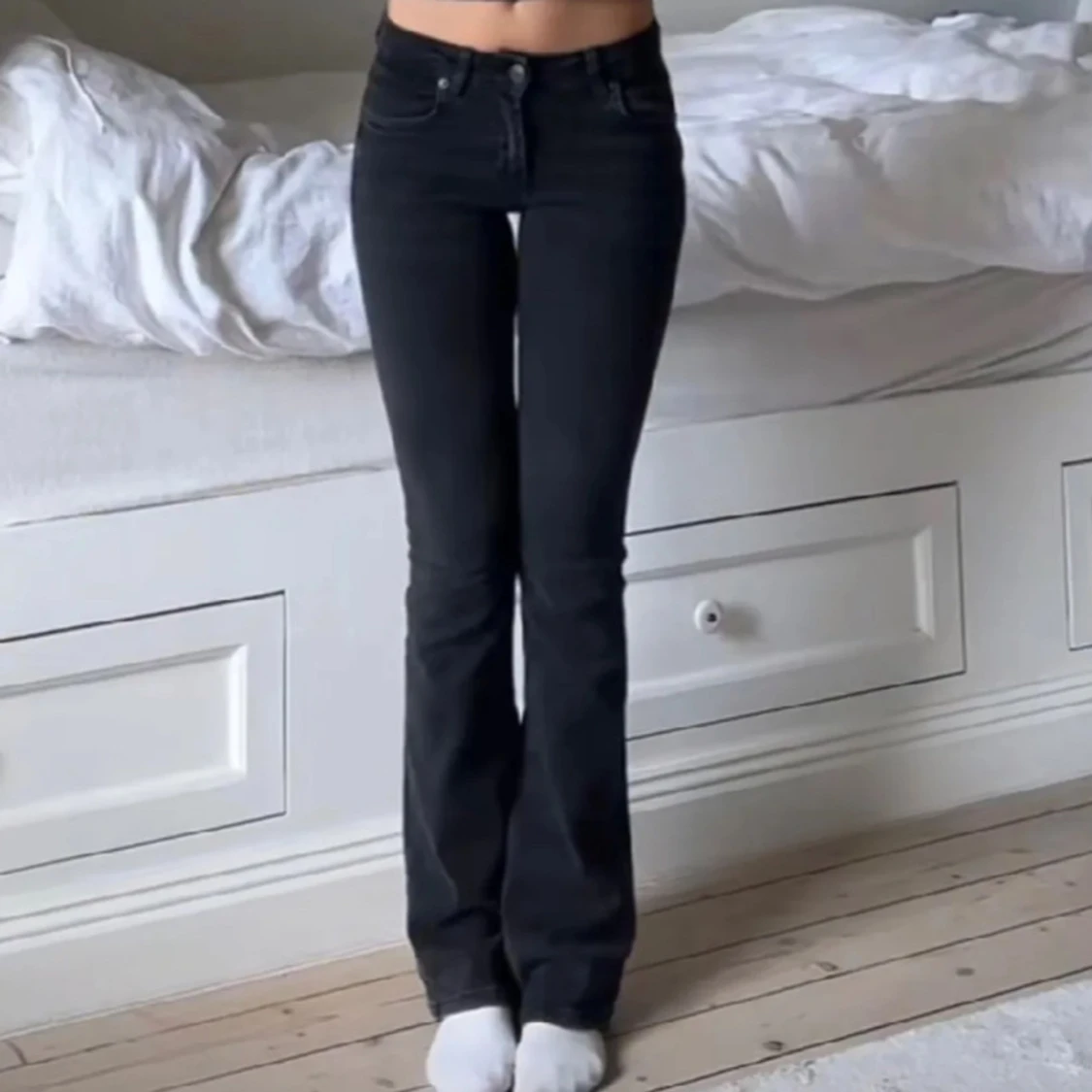 Lågmidjade svarta jeans från Lindex