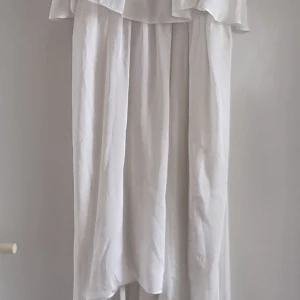 Klänning Gina tricot - Säljer en elegant offwhite klänning med en luftig design. Perfekt för sommarens varma dagar. Klänningen har en mjuk och flödande passform som ger en avslappnad känsla.