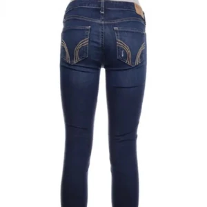 Lågmidjade Hollister jeans  - Hollister jeans, lågmidjade med slitningar. Har sytt ut dem lite mer bootcut, skriv för fler bilder