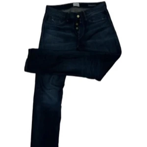 Mörkblå jeans från Replay - Väldigt sällsynta limited edition replay jeans. Tidlösa och klassiska med extremt bra kvalitet. De har inga märkvärdiga defekter och är sparsamt använda. Storlek 31. Skriv för mer bilder eller frågor!