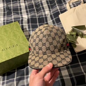 Beige keps från Gucci - Gucci keps har kvitto på bild från mail stolen S använd några gånger fast annars ser ut som ny ut inga repor eller något boxen kommer även med och taggarna 