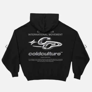Svart hoodie från Coldculture - Superfin svart hoodie från Coldculture med tryck både fram och bak. Helt ny💛