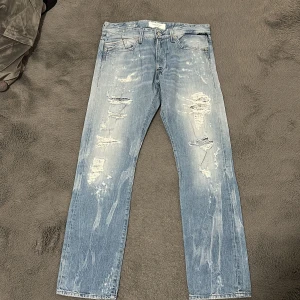 Replay Jeans - Sjukt nice replay jeans med slitningar, knappt använda. Modell Broken Edge replay, storlek W33/32