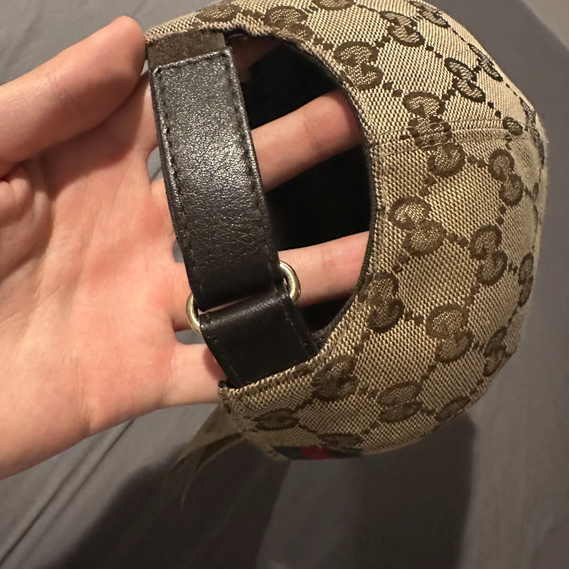 Beige keps med monogrammönster - 2