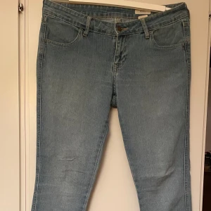 Ljusblå jeans, stl 32x34, från &SQIN H&M - Säljer ett par ljusblå jeans från &SOIN med låg midja och slim fit. Klassisk design. Perfekta för en avslappnad stil till våren. Använda men i fint skick. Passar enligt mig bäst på en stl 40/42 i midjan, jag är 44 och de blev för små.