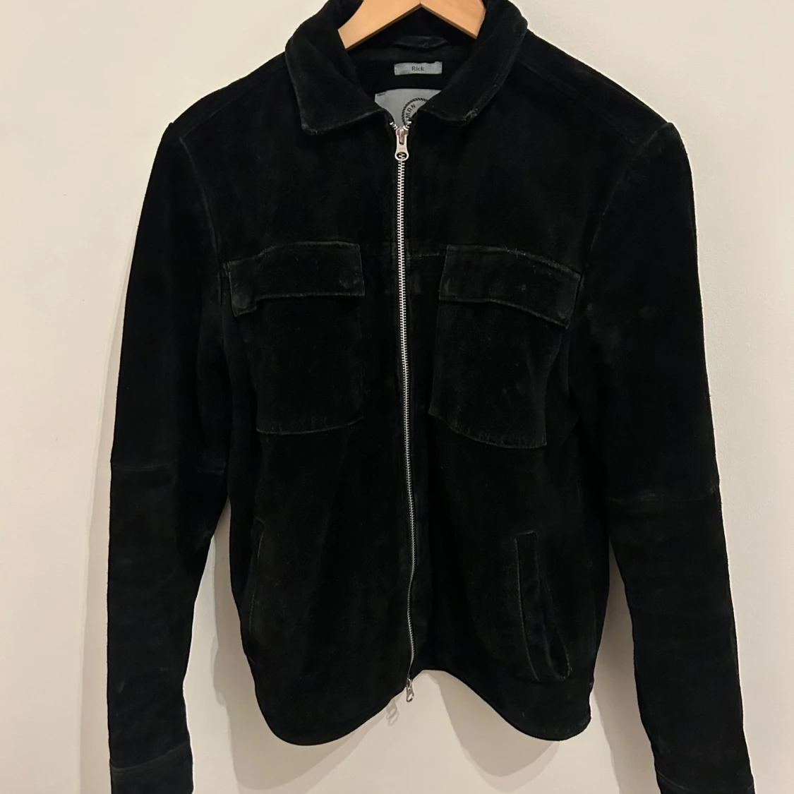 Svart mockajacka från humanscales storlek: S