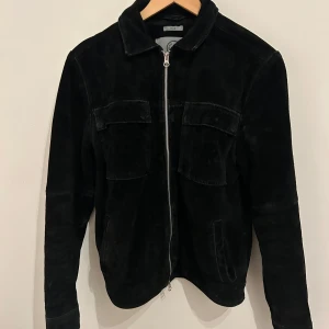 Svart mockajacka från humanscales storlek: S - Säljer en go jacka från humanscale i storlek s. Jag är ca 173cm och jackan sitter perfekt på mig.