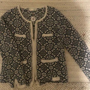 Mönstrad kofta från Odd Molly - Säljer en snygg mönstrad kofta från Odd Molly i blått och vitt. Koftan har långa ärmar och dekorativa fickor framtill. Perfekt för att hålla sig varm och stilren under kyligare dagar. Kontakta mig för mer info eller köp direkt! 💙