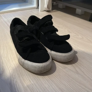 Sneakers even&odd - Svarta skor från even&odd. Väl använda. Kardborren tar inte lika bra på ena sidan, därav priset. Går fortfarande att använda men vill man ha dom som nya bör man byta ut kardborren. Säljes i befintligt skick.