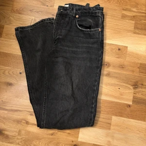 Svarta jeans - Säljer nu dessa superfina jeans som inte lämgre kommer till användning. De är sparsamt använda och skicket är bra! Fler bilder kan ges vid behov💕
