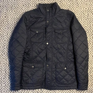 FEILDJACKA - Tjena! Säljer nu denna tvär feta jacka! | Skick 9/10 | obs! Skada (bild 3) | storlek XS passar lite större! | Mitt pris 299kr! | Kom pm bid frågor eller funderingar! | Postas eller möts upp i Gävle!