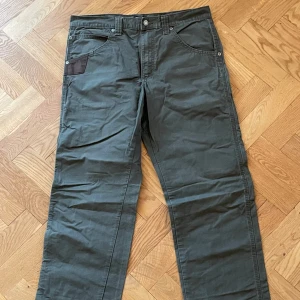 Gröna carpenterpants Wrangler Workwear - Wrangler Workwear carpenterpants 32x32