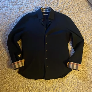 Burberry skjorta - Snygg mörkblå skjorta ifrån burberry, perfekt till våren/sommaren. Hör av dig vid frågor!