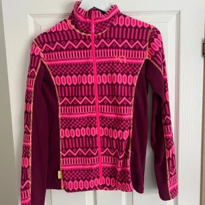 Mönstrad fleecejacka från Kari Traa - Fin fleece från Kari Traa i storlek Large, helt oanvänd och i mycket fint skick🩷