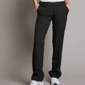 Svarta kostymbyxor från BikBok - Säljer dessa då de inte längre passar mig. Fint skick! Storlek 42 men små i storlek då de ä lägre i midjan. Nypris 499 säljer för 200💕