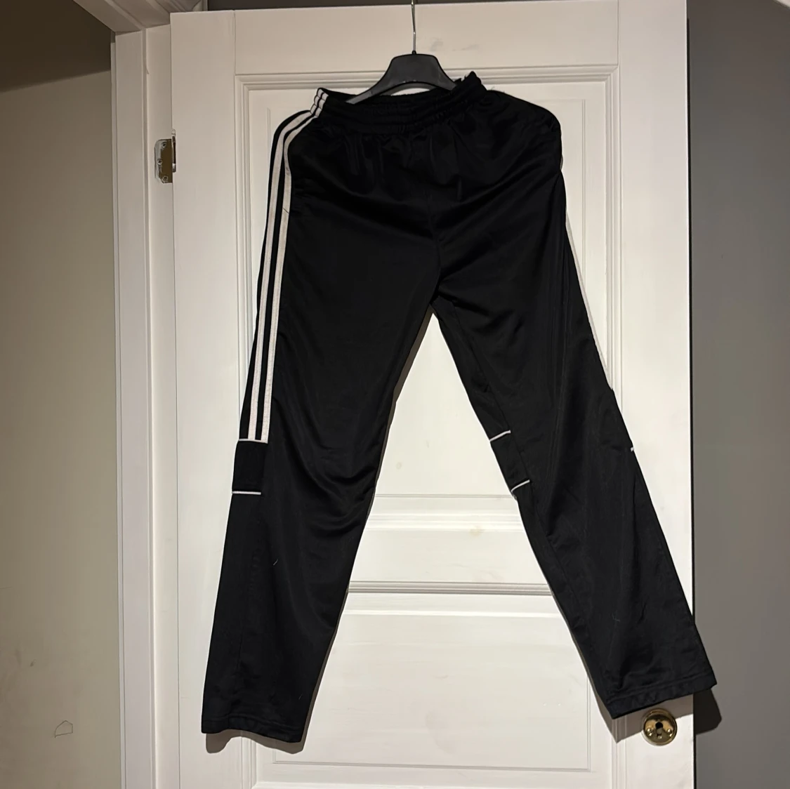 Svarta träningsbyxor med vita ränder
